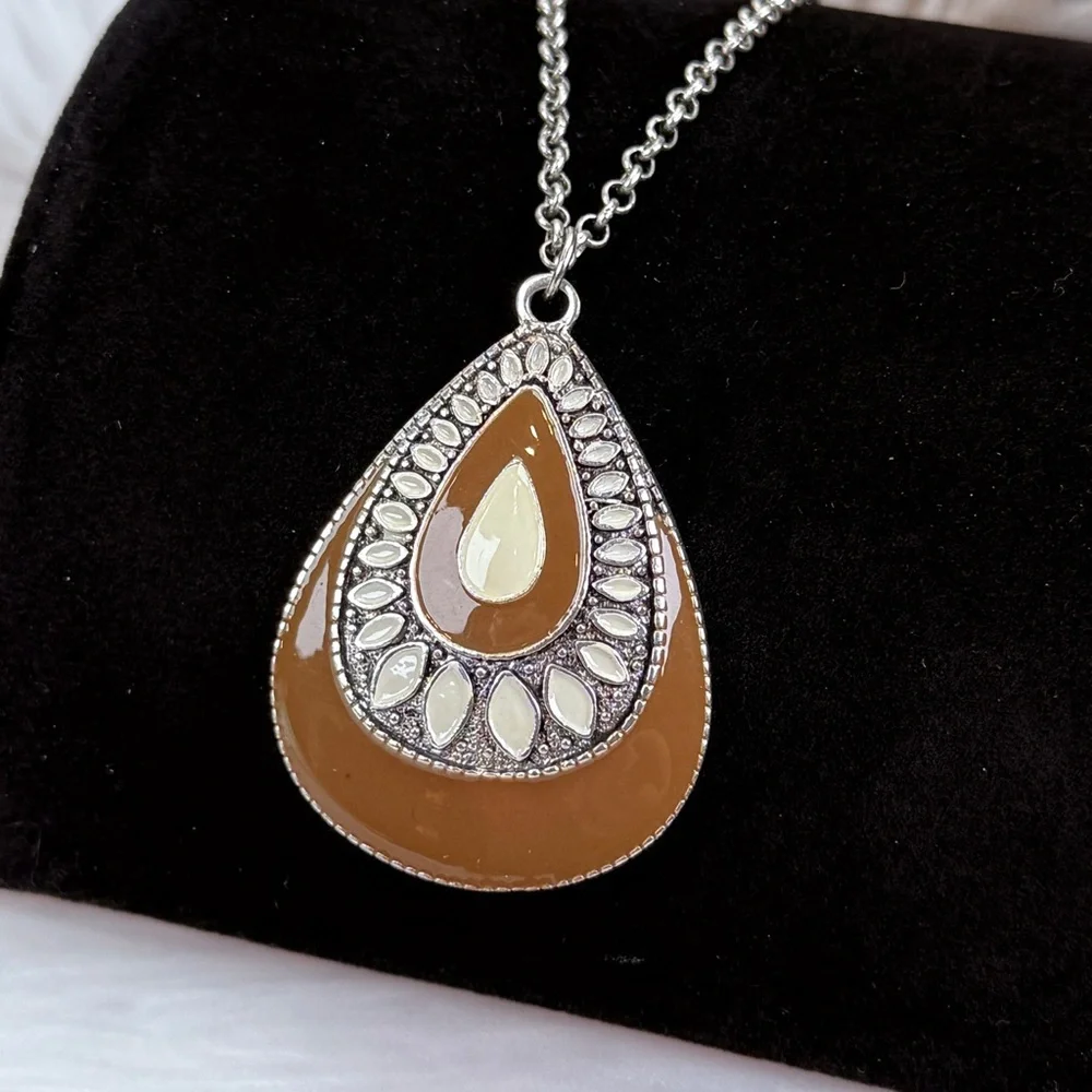 Aged Silvertone cream and taupe accent pendant necklace